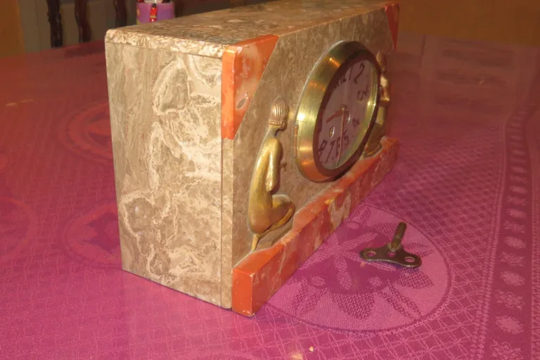Pendule époque 1920,  Art Déco En Marbre.