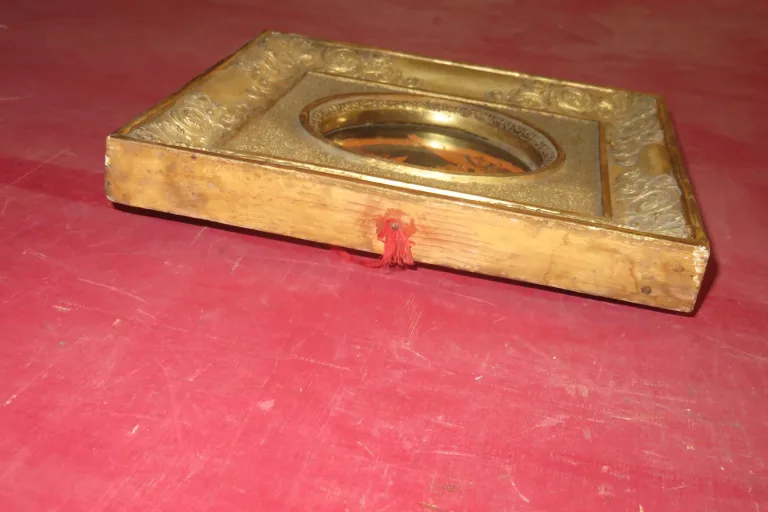 Cadre Reliquaire  époque  Début 19ème En Bois Doré.