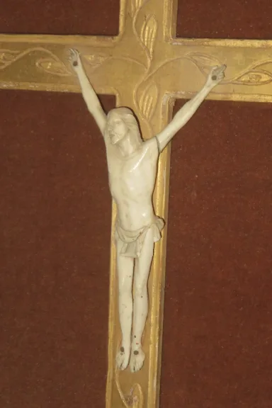 Christ En Ivoire Avec Son Cadre en bois doré,  époque  Début 18ème.