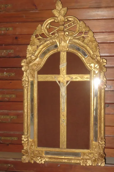 Christ En Ivoire Avec Son Cadre en bois doré,  époque  Début 18ème.