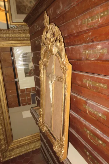 Christ En Ivoire Avec Son Cadre en bois doré,  époque  Début 18ème.