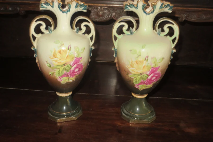 Paire De  Vases en   Porcelaine, époque Fin 19ème.