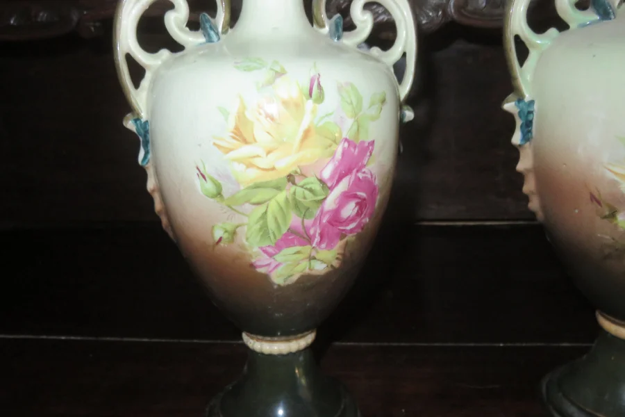 Paire De  Vases en   Porcelaine, époque Fin 19ème.