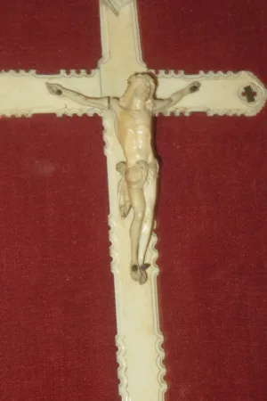 Christ Et Croix En Ivoire Sculpté, époque 19ème.