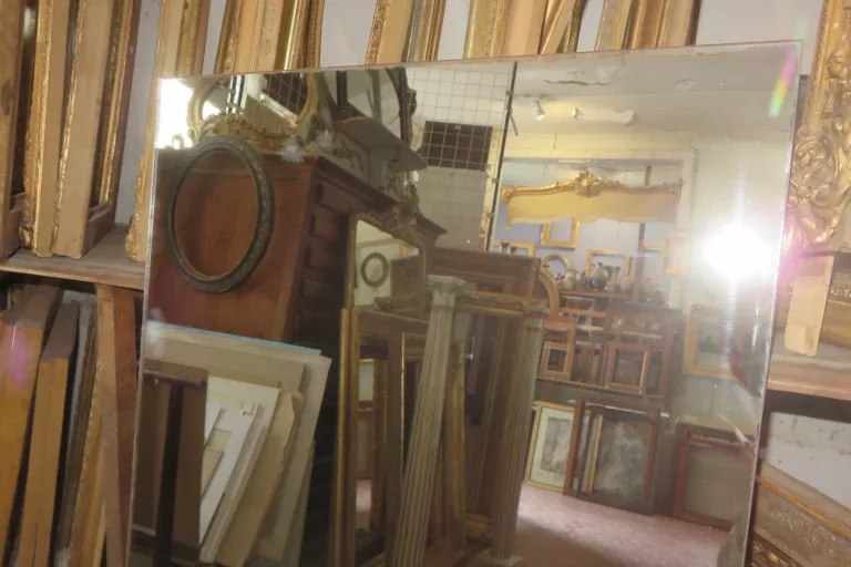 Un Miroir Au Mercure.