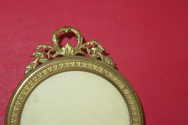Deux cadres ronds avec chevalets et frontons, cuivre doré, époque 19ème.