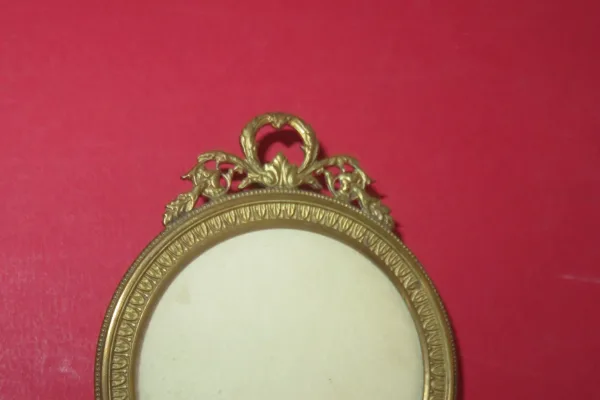 Deux cadres ronds avec chevalets et frontons, cuivre doré, époque 19ème.