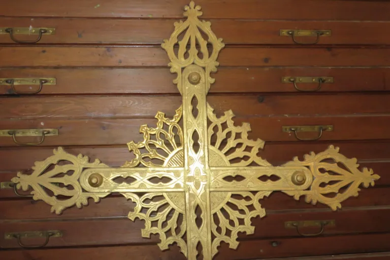 Une grande Croix De Procession En Bois Doré, époque Début 19 ème.
