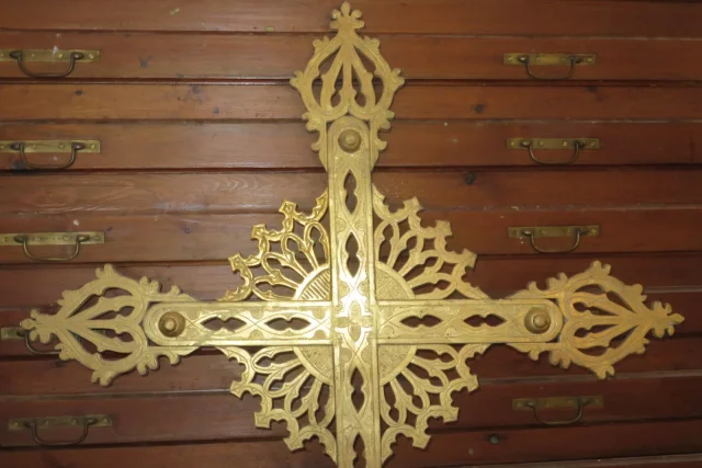 Une grande Croix De Procession En Bois Doré, époque Début 19 ème.