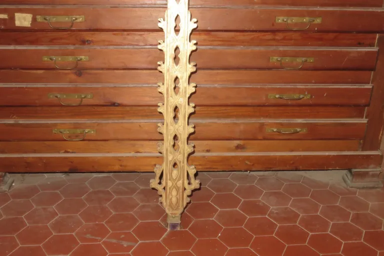 Une grande Croix De Procession En Bois Doré, époque Début 19 ème.