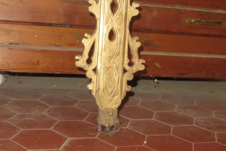 Une grande Croix De Procession En Bois Doré, époque Début 19 ème.