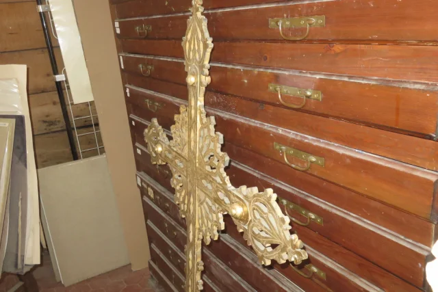 Une grande Croix De Procession En Bois Doré, époque Début 19 ème.