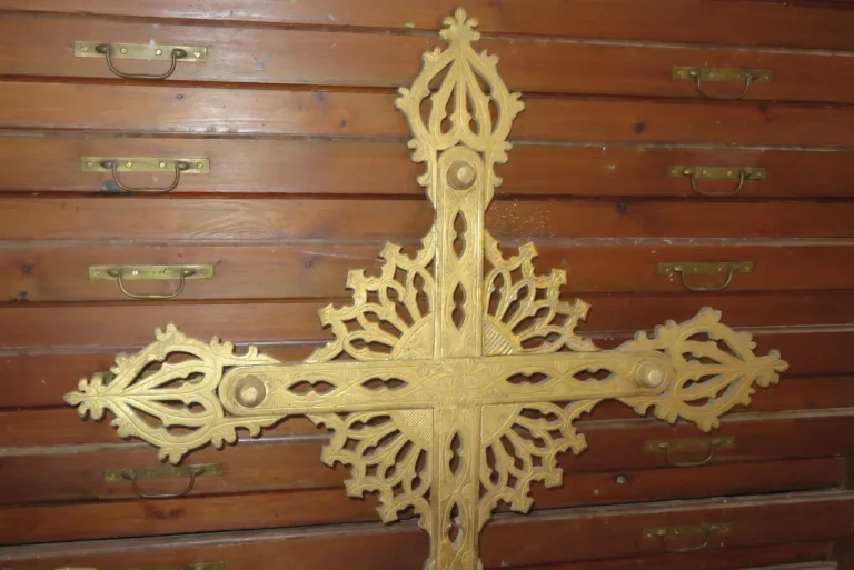 Une grande Croix De Procession En Bois Doré, époque Début 19 ème.