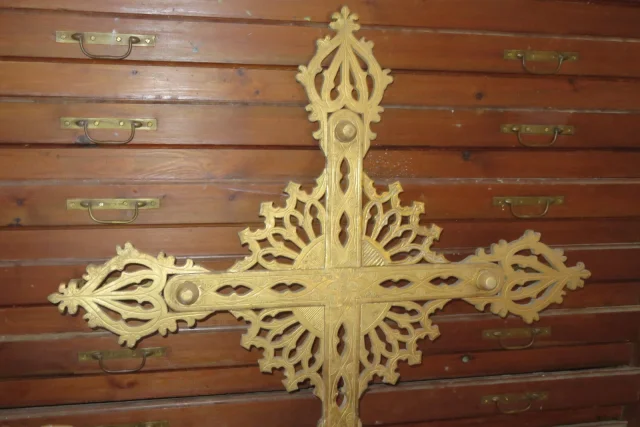 Une grande Croix De Procession En Bois Doré, époque Début 19 ème.