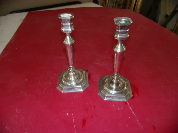 Paire de chandeliers époque début 20 ème, en métal argenté.