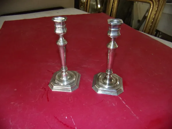 Paire de chandeliers époque début 20 ème, en métal argenté.