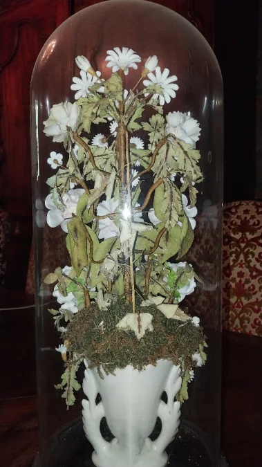 PORZELLANBLUMEN UNTER EINER GLASKUPPEL