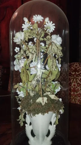 ガラスドームの下の磁器の花