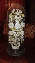 PORZELLANBLUMEN UNTER EINER GLASKUPPEL
