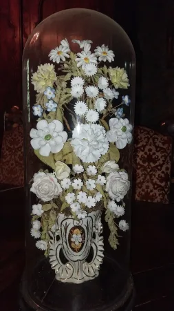 Gerbe De Fleurs En Porcelaine Sous Cloche De Verre, époque 19ème.