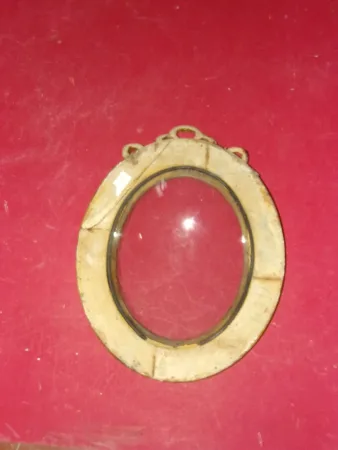 Cadre époque 19ème, En Bois Doré; Avec Verre Bombé.