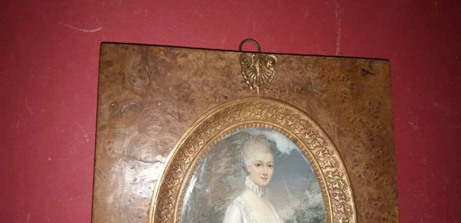 Jeune Femme Aux Roses, Grande Miniature époque 19ème.