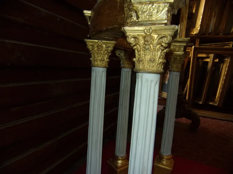 Grand Dôme En Bois Peint Et Doré.