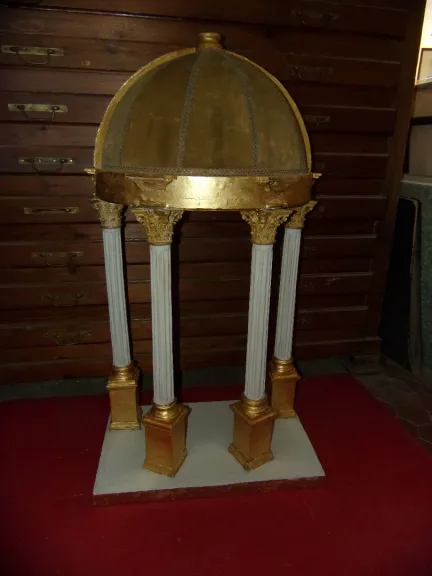 Grand Dôme En Bois Peint Et Doré.
