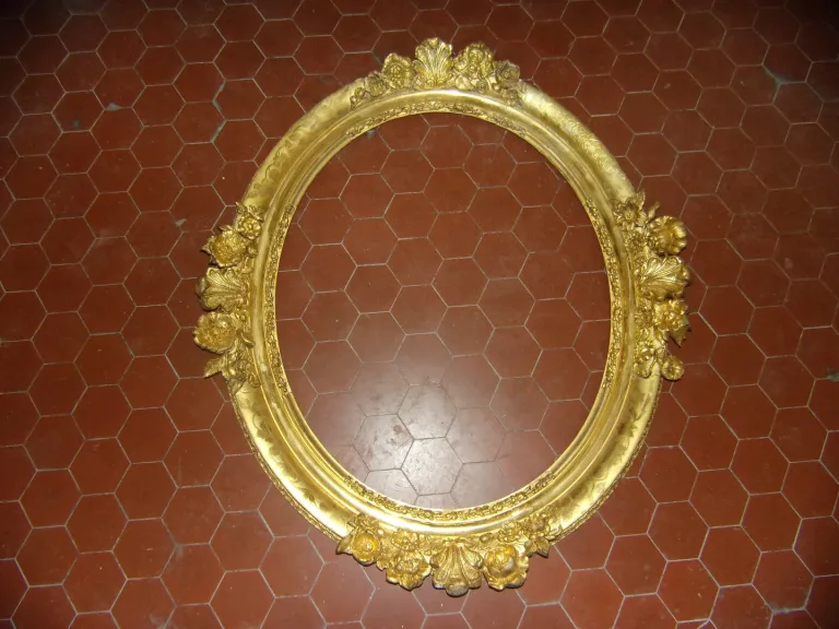 Grand  Cadre Ovale, époque 19ème,  En Bois Doré.