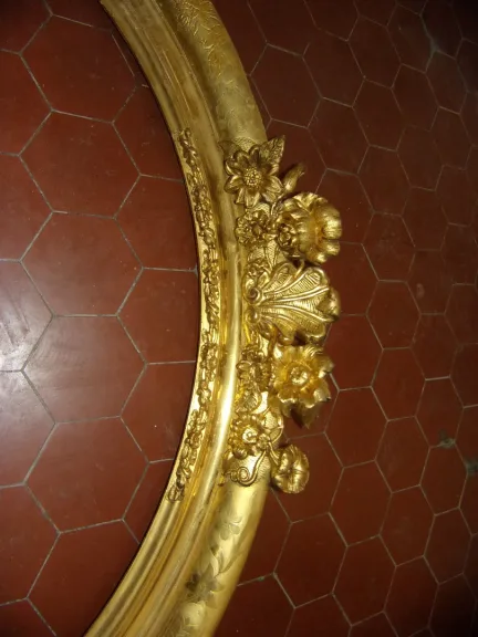 Grand  Cadre Ovale, époque 19ème,  En Bois Doré.