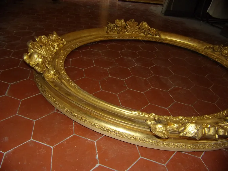 Grand  Cadre Ovale, époque 19ème,  En Bois Doré.
