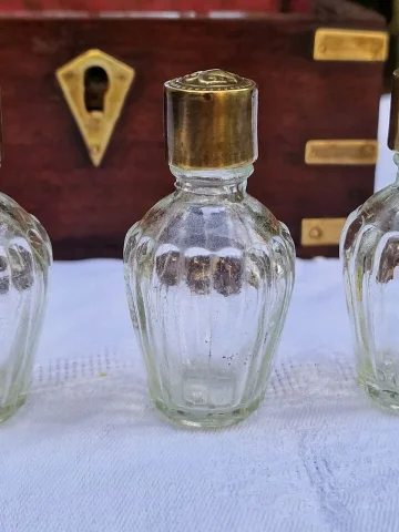 コフレ à 6 Flacons En Bois Incrusté De Laiton、19 世紀エポック。