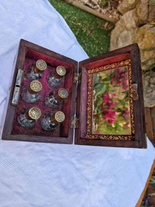 Coffret à 6 Flacons En Bois Incrusté De Laiton，19ème。