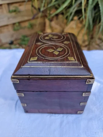 コフレ à 6 Flacons En Bois Incrusté De Laiton、19 世紀エポック。