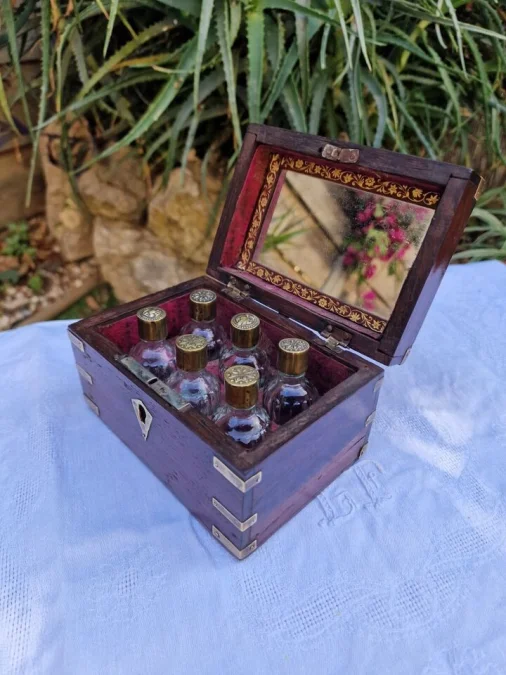 Coffret à 6 Flacons En Bois Incrusté De Laiton，19ème。