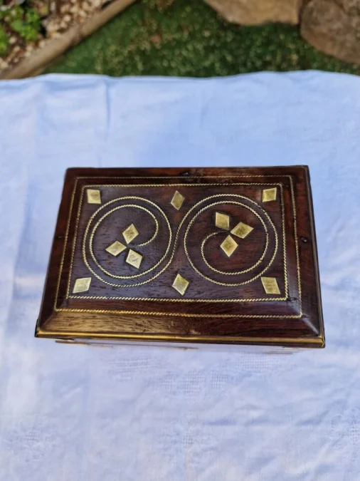 Coffret à 6 Flacons En Bois Incrusté De Laiton，19ème。