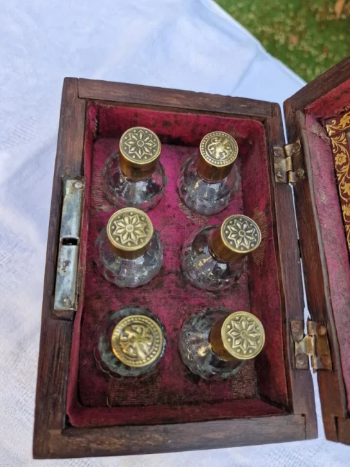 Coffret à 6 Flacons En Bois Incrusté De Laiton，19ème。