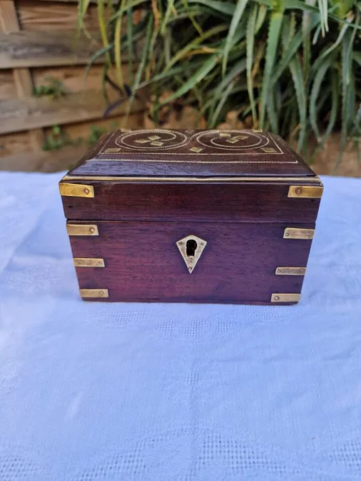 Coffret à 6 Flacons En Bois Incrusté De Laiton，19ème。