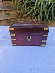 Coffret à 6 Flacons En Bois Incrusté De Laiton, Epoche 19ème.