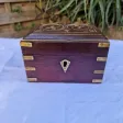 Coffret à 6 Flacons En Bois Incrusté De Laiton, époque 19ème.