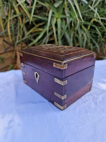 コフレ à 6 Flacons En Bois Incrusté De Laiton、19 世紀エポック。