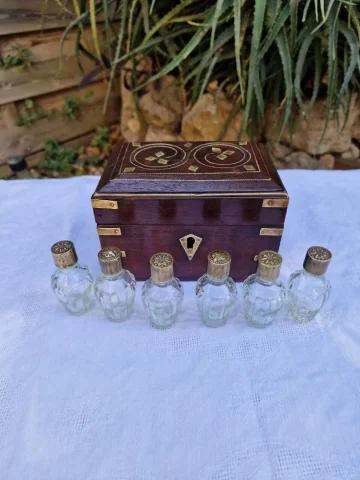 コフレ à 6 Flacons En Bois Incrusté De Laiton、19 世紀エポック。