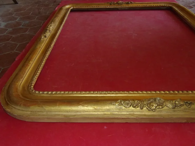 19th Century Frame, With 4 Round Corners, In Gilded Wood.