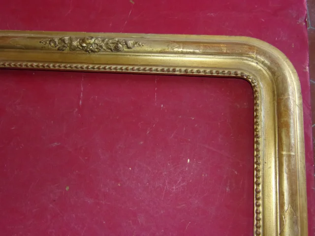 19th Century Frame, With 4 Round Corners, In Gilded Wood.