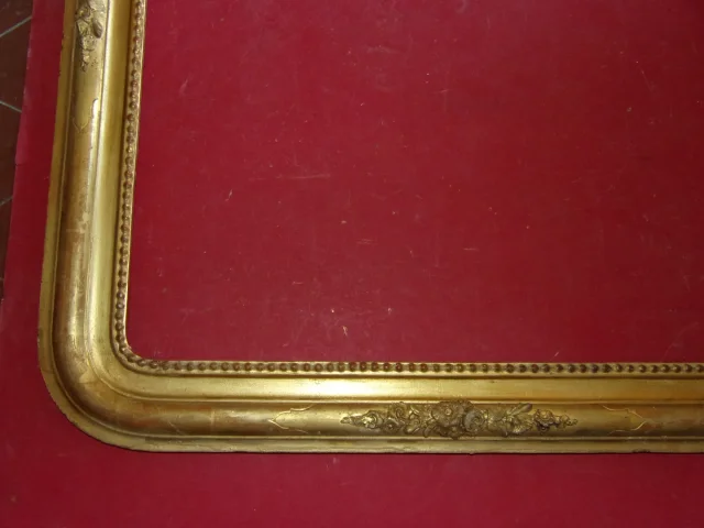 19th Century Frame, With 4 Round Corners, In Gilded Wood.