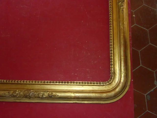 19th Century Frame, With 4 Round Corners, In Gilded Wood.
