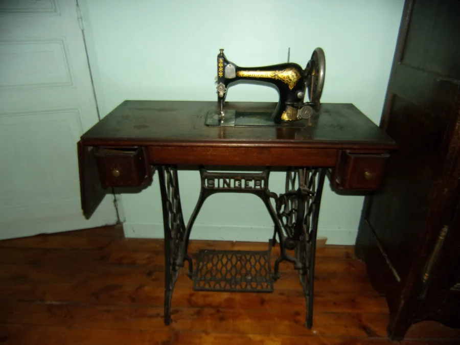 Singer Sewing Machine, With Cabinet, 20th Century.