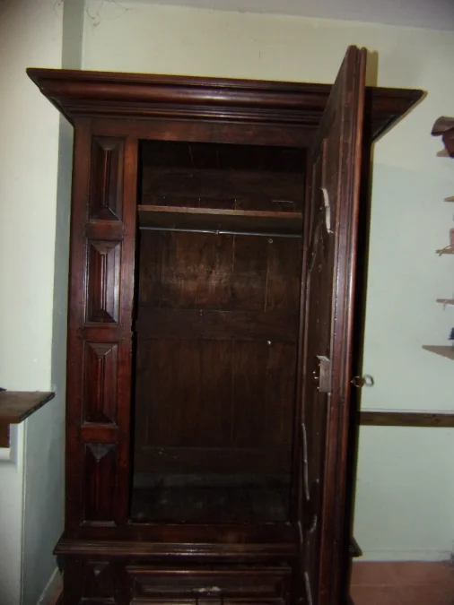 Armoire, Bonnetière en bois en bois massif époque fin 18 ème.