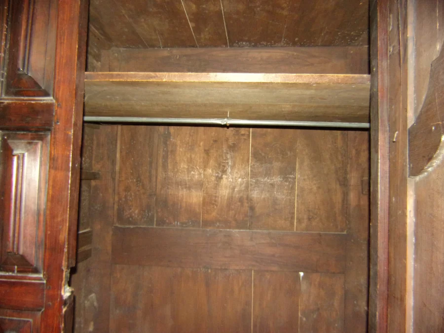 Armoire, Bonnetière en bois en bois massif époque fin 18 ème.