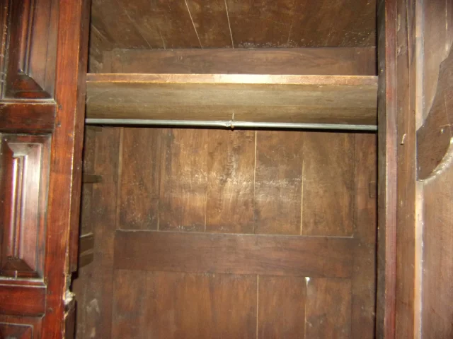 Armoire, Bonnetière en bois en bois massif époque fin 18 ème.
